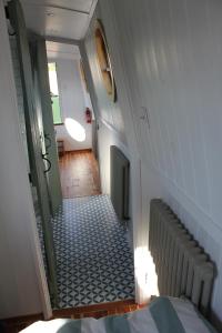 einen Flur mit einer Treppe, die zu einem Zimmer führt in der Unterkunft Cambridge Boat Hire in Chesterton