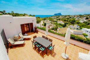 FanadixにあるArgentario - sea view villa with private pool in Benissaの海を望むバルコニー(テーブル、椅子付)