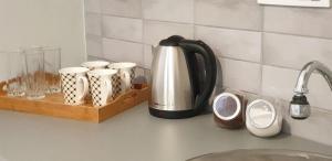 Все необхідне для приготування чаю та кави в Sombor 19 Central Apartment