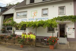 een groep mensen die voor een hotel staan bij Hotel Emmerich in Winningen