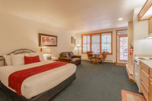 a hotel room with a large bed and a kitchen at Wildwood Inn in Estes Park