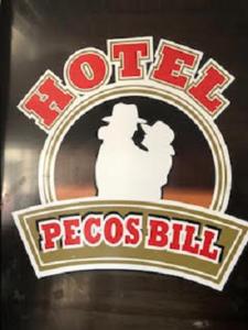 um close-up de atores Bill sinal com um gato branco em Hotel Pecos Bill em San José