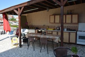Kuchyň nebo kuchyňský kout v ubytování Guest House Vera