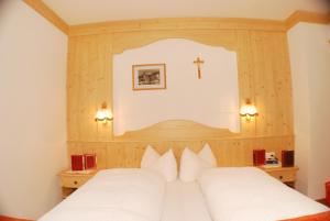 Postel nebo postele na pokoji v ubytování Alpenbauernhof Gröbenhof