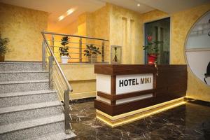 um átrio do hotel com uma placa de mistura de hotel nas escadas em Hotel Miki em Durrës