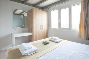 Una habitación con una cama con toallas. en Kotroni Villas, en Finikounta