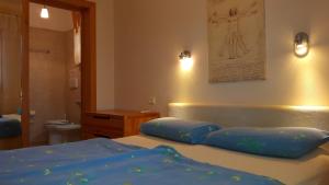 Un dormitorio con una cama con almohadas azules. en Tenuta Tufo nel Blu, en Maruggio 44 fotos más