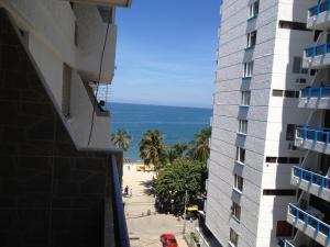 una vista sulla spiaggia dal balcone di un edificio di Apto en Rodadero Palanoa 605 Dos Habitaciones 7 personas a Santa Marta