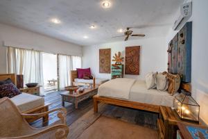 una camera da letto con un letto e un soggiorno di Villa Pasir a Nusa Lembongan