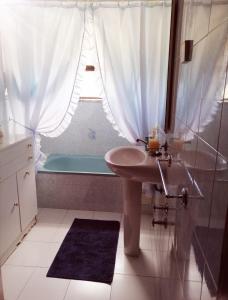 Un baño con lavabo, ducha y bañera. en Vivenda Ribeiro, en Lagos 34 fotos más