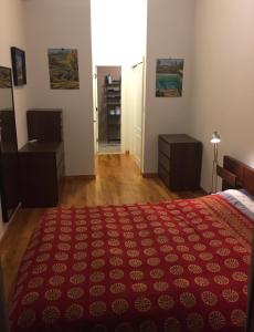 1 dormitorio con 1 cama con colcha roja en Brooklyn Artist Delight, en Brooklyn