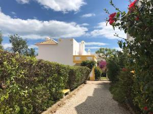 Zahrada ubytování Villa c/ piscina próxima da praia