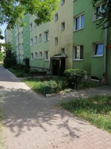 pusta ulica przed zielonym budynkiem w obiekcie Mieszkanie Świdnik w mieście Świdnik