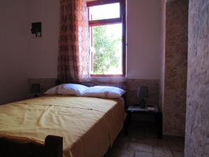 Postel nebo postele na pokoji v ubytování Pitini Sevasti house