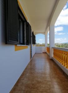 un pasillo vacío en una casa con una gran ventana en Vivenda Ribeiro, en Lagos