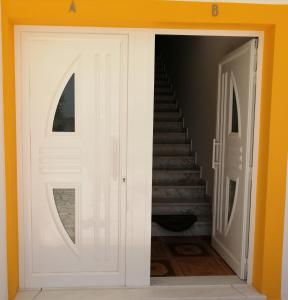uma porta aberta que conduz a uma escada com uma escada em Vivenda Ribeiro em Lagos