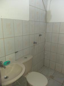 uma casa de banho com um WC e um lavatório em Acomodaçaoes koynonya em Sete Lagoas