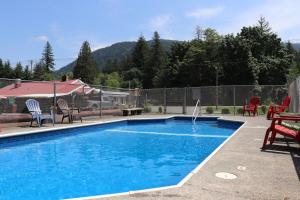 Bazén v ubytování Lone Fir Resort nebo v jeho okolí