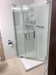 Kúpeľňa v ubytovaní HOLIDAY HOME Wechta Baltic 608 z widokiem na morze