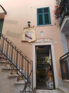 a building with a door and a sign on it at L ' CANTON B & B in Colonnata