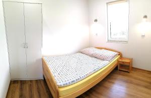 a small bedroom with a bed and a window at Bieszczadzki Orzeł in Berezka