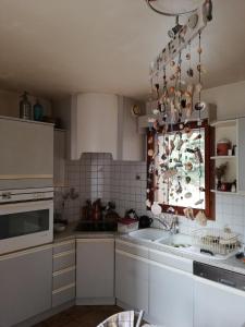 eine Küche mit Spüle und Fenster in der Unterkunft Villa Kyrae in Oraison