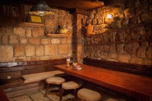 Eine Bar mit Bank, Tisch und Hockern in der Unterkunft Sobe Bile in Pag