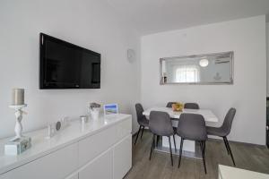 TV a/nebo společenská místnost v ubytování Apartman Luka