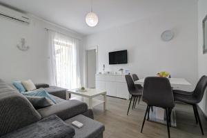 TV a/nebo společenská místnost v ubytování Apartman Luka