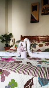 a bed with a swan decoration on top of it at Hotel Colonial in Yautepec de Zaragoza