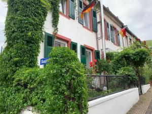 KinheimにあるCount von Hatzfeld mit Moselblickの緑の窓と蔦のある建物