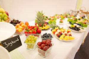 einen Tisch mit Schalen mit Obst und Gemüse in der Unterkunft Hotel Emmerich in Winningen