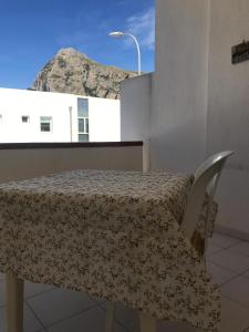 un tavolo e una sedia in una camera con vista di Casa Vacanze Ciullo d'Alcamo a San Vito lo Capo