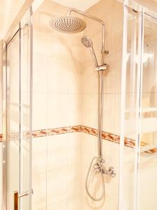 a shower with a glass door in a bathroom at Apartamento Rincón, Ideal para familias in Cala del Moral