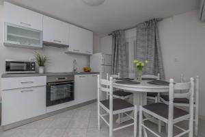 Kuchyňa alebo kuchynka v ubytovaní Apartment Lisinski