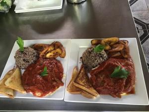 un plato de comida con hamburguesas y otros alimentos en Isla Violin Eco-Lodge, en Isla Violín