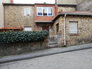 a brick house with a gate and a stone wall at Casa, rural A Saladina in Soria