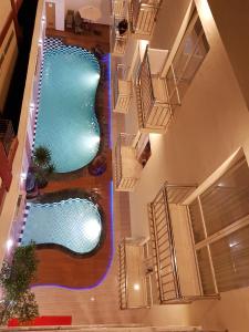 een uitzicht over een zwembad in een gebouw bij VICTORIA INN in Paniki
