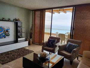 sala de estar con vistas al océano en Departamento frente al mar en Manta-Barbasquillo con espectacular vista, en Manta