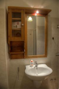 ein Badezimmer mit einem Waschbecken und einem Medizinschrank in der Unterkunft Residenza la Basilica in Assisi
