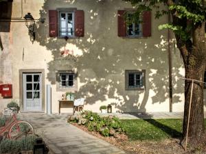 a shadow of a building with a table and a tree at Locanda Dei Nobili Viaggiatori in Cavernago