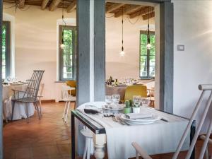 a dining room with a table with plates and glasses at Locanda Dei Nobili Viaggiatori in Cavernago