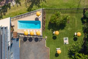 una vista aérea de un patio con piscina en The Mid Pacific, en Port Macquarie