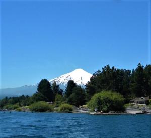 普孔CABAÑAS TUNKELEN的湖底下白雪覆盖的山