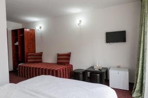 A bed or beds in a room at Pensiunea Piatra Graitoare