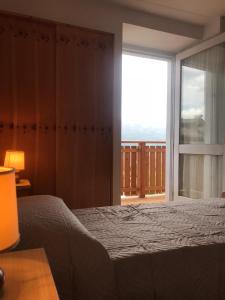 una camera con un letto e una grande finestra di Appartamento Pezzol a Daiano