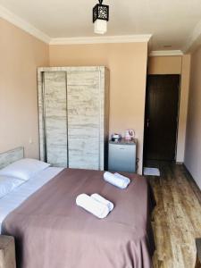 Voodi või voodid majutusasutuse Hotel Crown toas