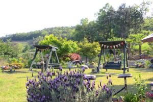 Country House Exclamation Mark & Comma外面的花园