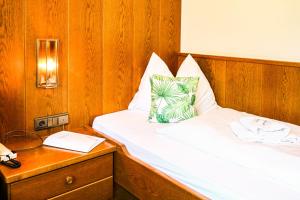 Postel nebo postele na pokoji v ubytování Guesthouse Pension Grafenstein
