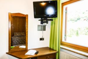 TV a/nebo společenská místnost v ubytování Guesthouse Pension Grafenstein + 33 fotografií